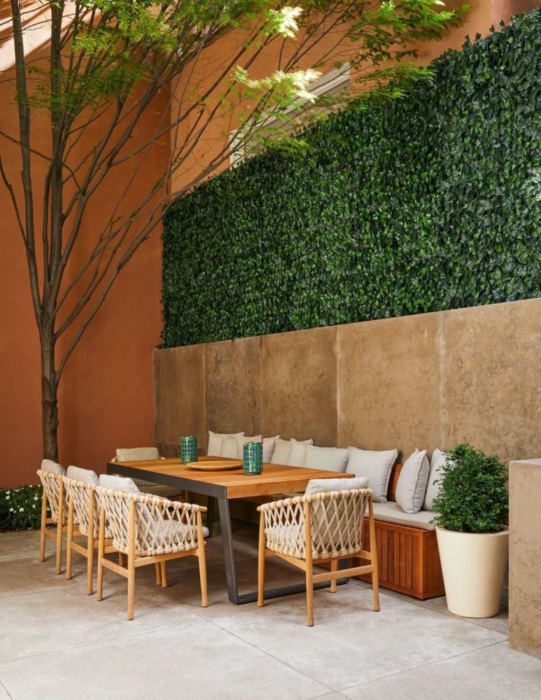 outdoor-patio-area-with-boxwood-wall