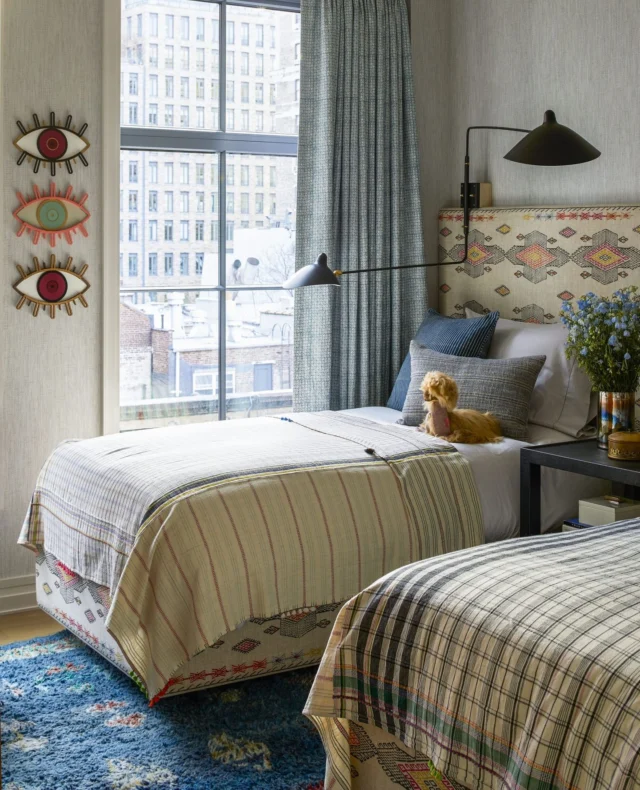 Eyes of protection. Since the headboard spans the length of the wall, the beds can be pushed together to create one kind bed, depending on who is staying. Creative and beautiful practical solutions. ✨️Serene, textured wallpaper from @phillipjeffriesltd creates the perfect backdrop for just the right amount of color and pattern. ⁠